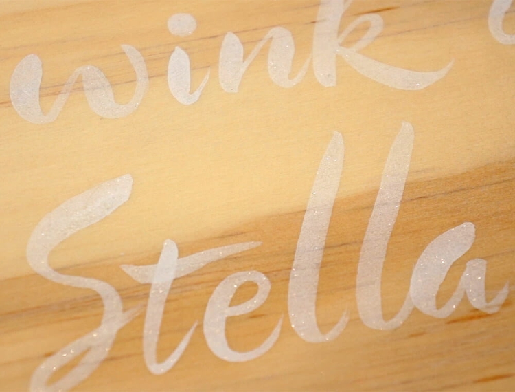 Wink-of-Stella-Brush-II-Glitter-White-na-drewnie.jpg