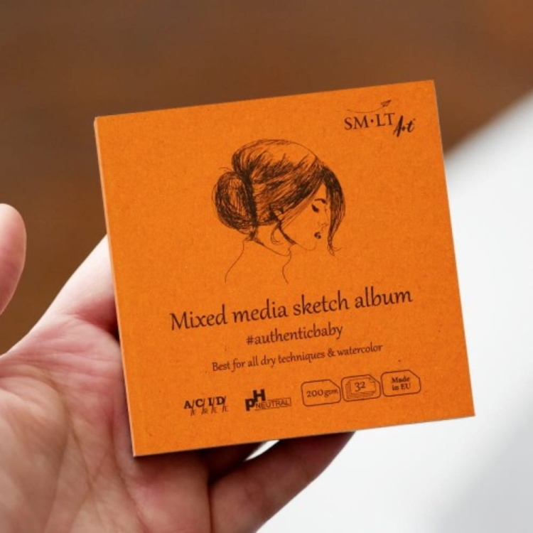 SMLTArt-Authentic-Baby-Mixed-Media-bloczek-9x9-200g-32ark-FB-322009-na-dloni.jpg