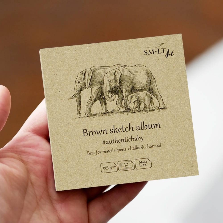 SMLTArt-Authentic-Baby-Brown-bloczek-9x9-135g-32ark-FB-32135NTB9-na-dloni (1).jpg
