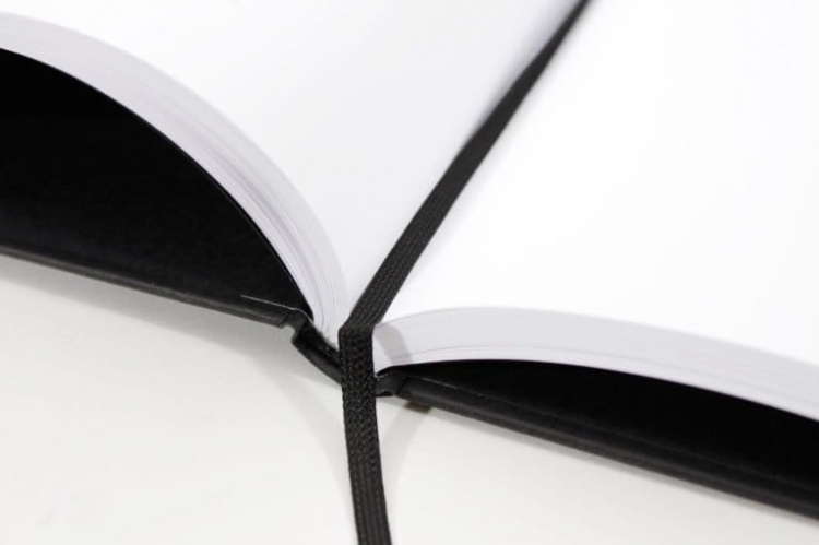 BOOK_MON_31X22_HOCH_Detail-03-767x511.jpeg