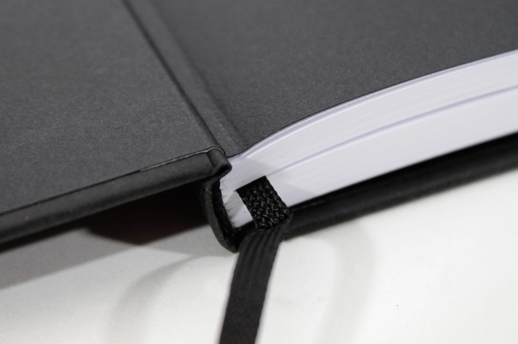 BOOK_MON_31X22_HOCH_Detail-04.jpeg